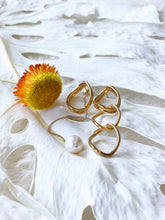 Load image into Gallery viewer, 4tySeven - Golden Chain Earring
